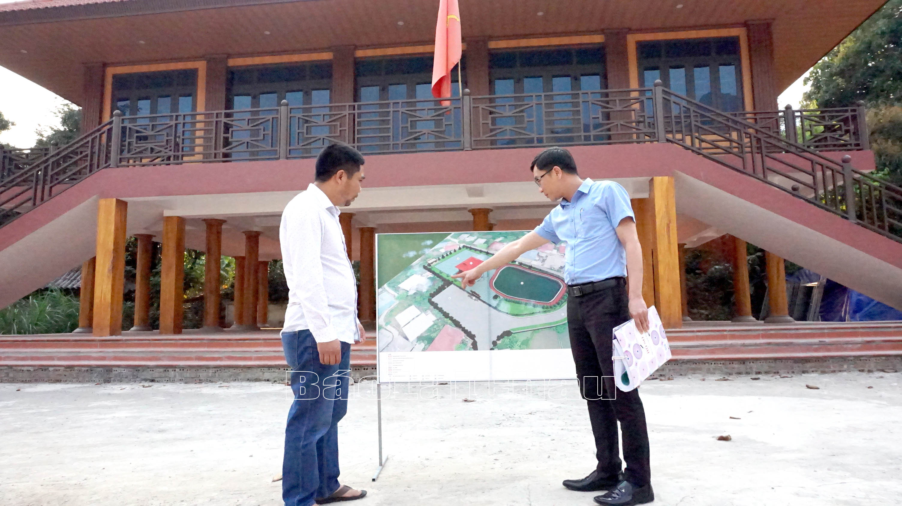 Cán bộ giám sát Ban Quản lý Dự án đầu tư xây dựng huyện Than Uyên kiểm tra tiến độ thi công Công trình sửa chữa, nâng cấp và mở rộng khuôn viên Nhà văn hóa Bản Lướt.